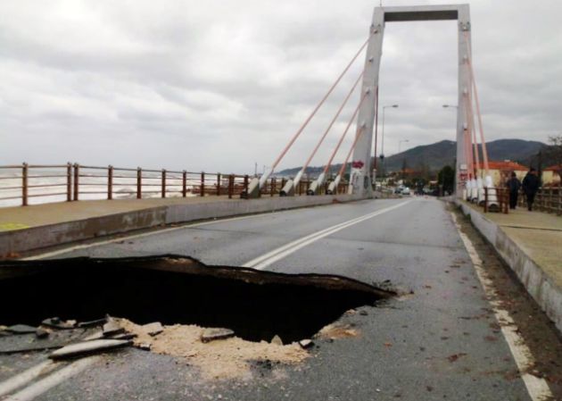ΦΩΤΟ-Τεράστιος «κρατήρας» σε γέφυρα της Λάρισας