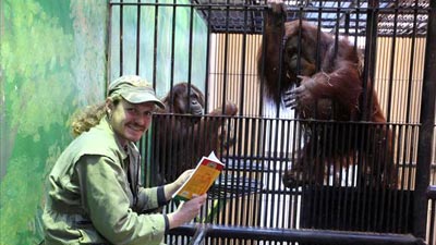 Διαβάζει παραμύθια στους …ουρακοτάγκους!