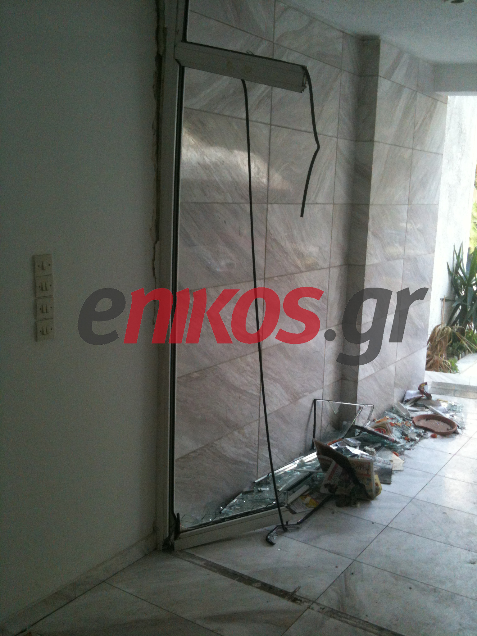 ΦΩΤΟ-Έκρηξη σε πολυκατοικία