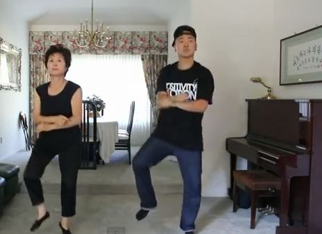 Μητέρα και γιος …σαρώνουν στο Gangnam Style
