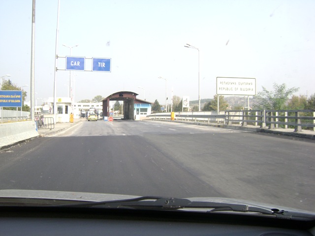 Χιλιάδες περνούν τα σύνορα για διακοπές