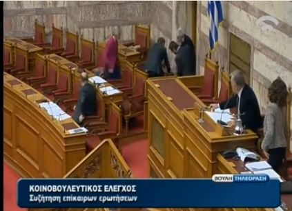 ΒΙΝΤΕΟ: Η “πτώση” Τσαυτάρη στη βουλή