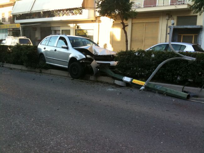 Αυτοκίνητο «καρφώθηκε» σε κολώνα