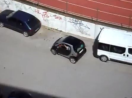 ΒΙΝΤΕΟ: Στα χέρια της το smart μοιάζει με νταλίκα