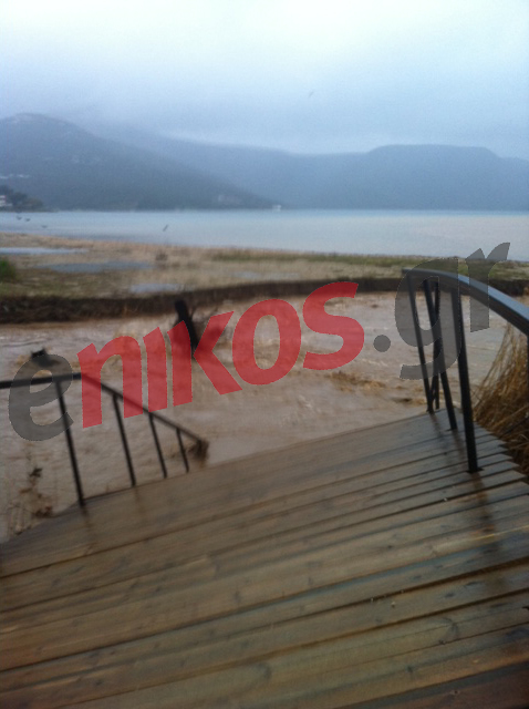 Φωτό-Κόπηκε γέφυρα στην Εύβοια