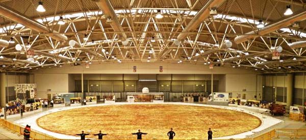 Μια πίτσα γιγαντιαίων διαστάσεων