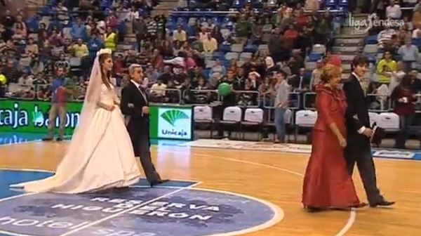 Παντρεύτηκαν στο …παρκέ!