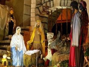 Ξεγυμνώθηκε μπροστά στη φάτνη