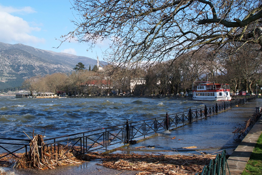 Μπήκαν στο σπίτι με τα όπλα