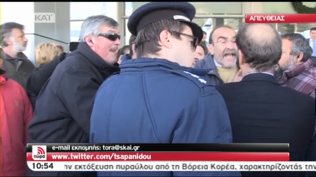 Τώρα: Ένταση από μέλη της ΠΟΕ ΟΤΑ έξω από το ξενοδοχείο όπου διαμένει ο Χανς Φούχτελ