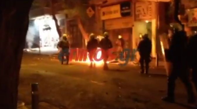 Βίντεο-Πετούν πέτρες από τις ταράτσες