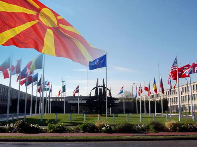 Ανοίγουμε πόρτα στα Σκόπια