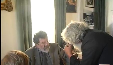 Άπορος εισέβαλε στο γραφείο Δημάρχου