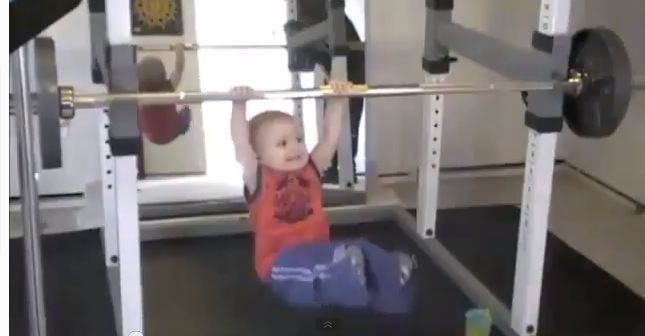 ΒΙΝΤΕΟ-Μωρό “Ηρακλής” κάνει έλξεις