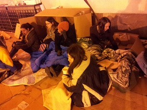 Κοιμήθηκαν σε χαρτόκουτες