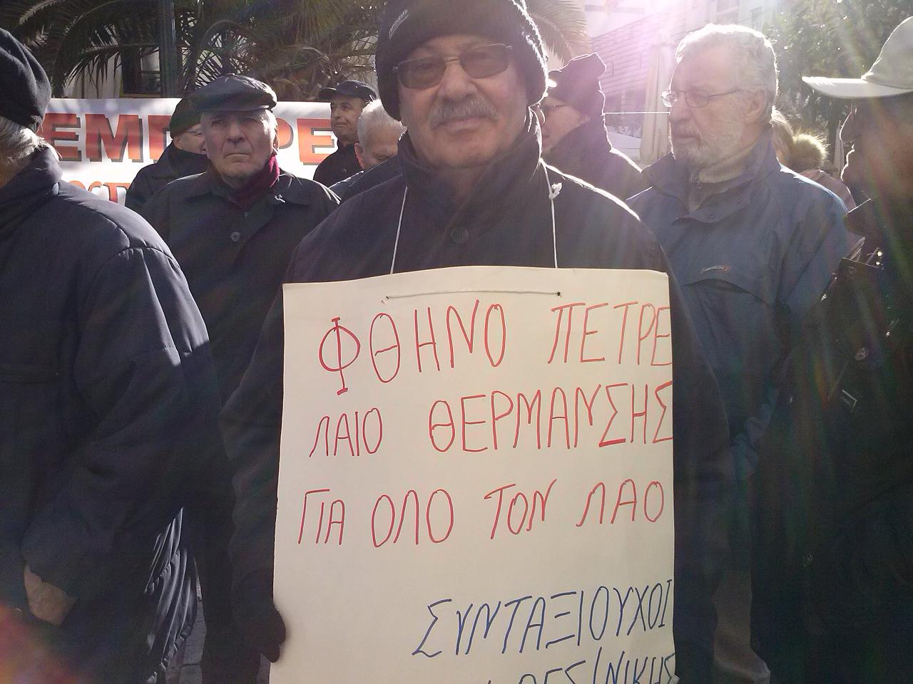 Μοιράζουν μελομακάρονα…