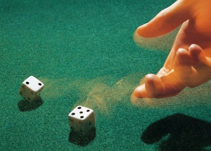 Έπαιζαν ζάρια σε καφετέρια