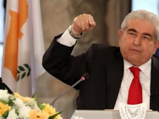 Φουντώνει η κόντρα Χριστόφια-Αναστασιάδη