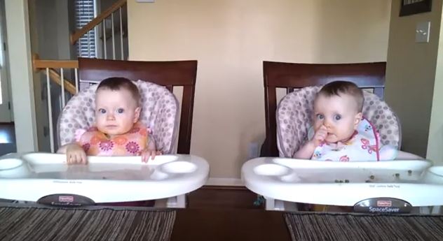 Οι μικρές δίδυμες… χορεύτριες