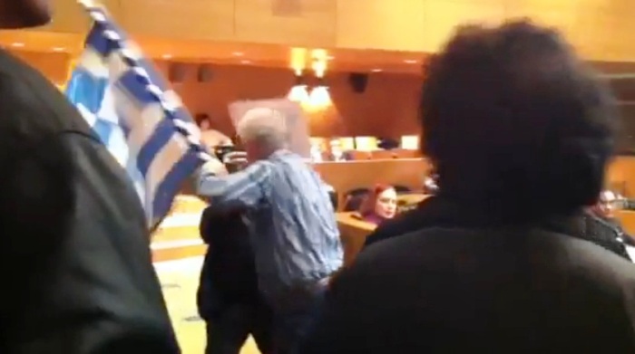 Βίντεο-Εισέβαλλαν στο Δημοτικό Συμβούλιο