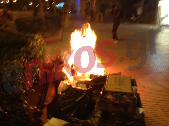 Τώρα-Έβαλαν φωτιά σε σκουπίδια