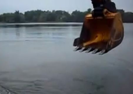 Πως να ψαρέψετε με …εκσκαφέα!