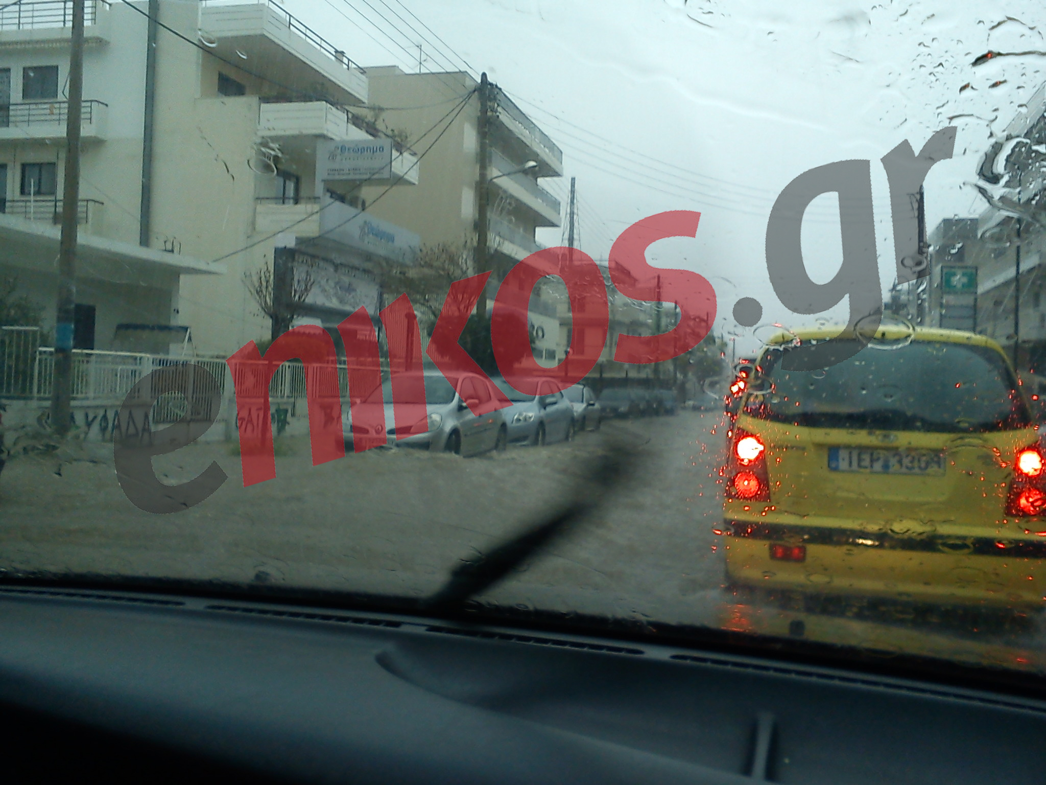 ΦΩΤΟ: Ποτάμια οι δρόμοι στην Άνω Γλυφάδα