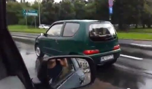 ΒΙΝΤΕΟ-Γιαγιά οδηγεί με το χειρόφρενο ανεβασμένο