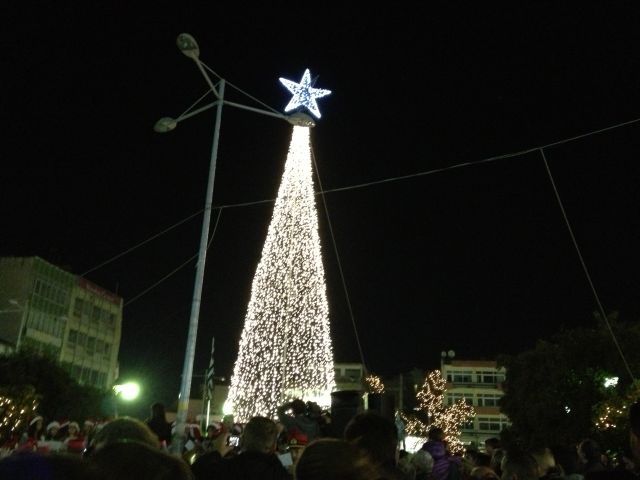 Άναψαν το Χριστουγεννιάτικο δέντρο