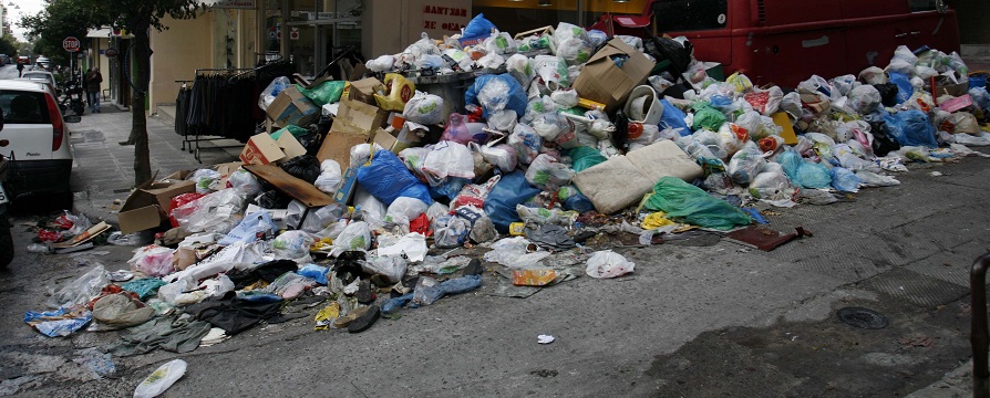 Βουνά τα σκουπίδια και στην Τρίπολη
