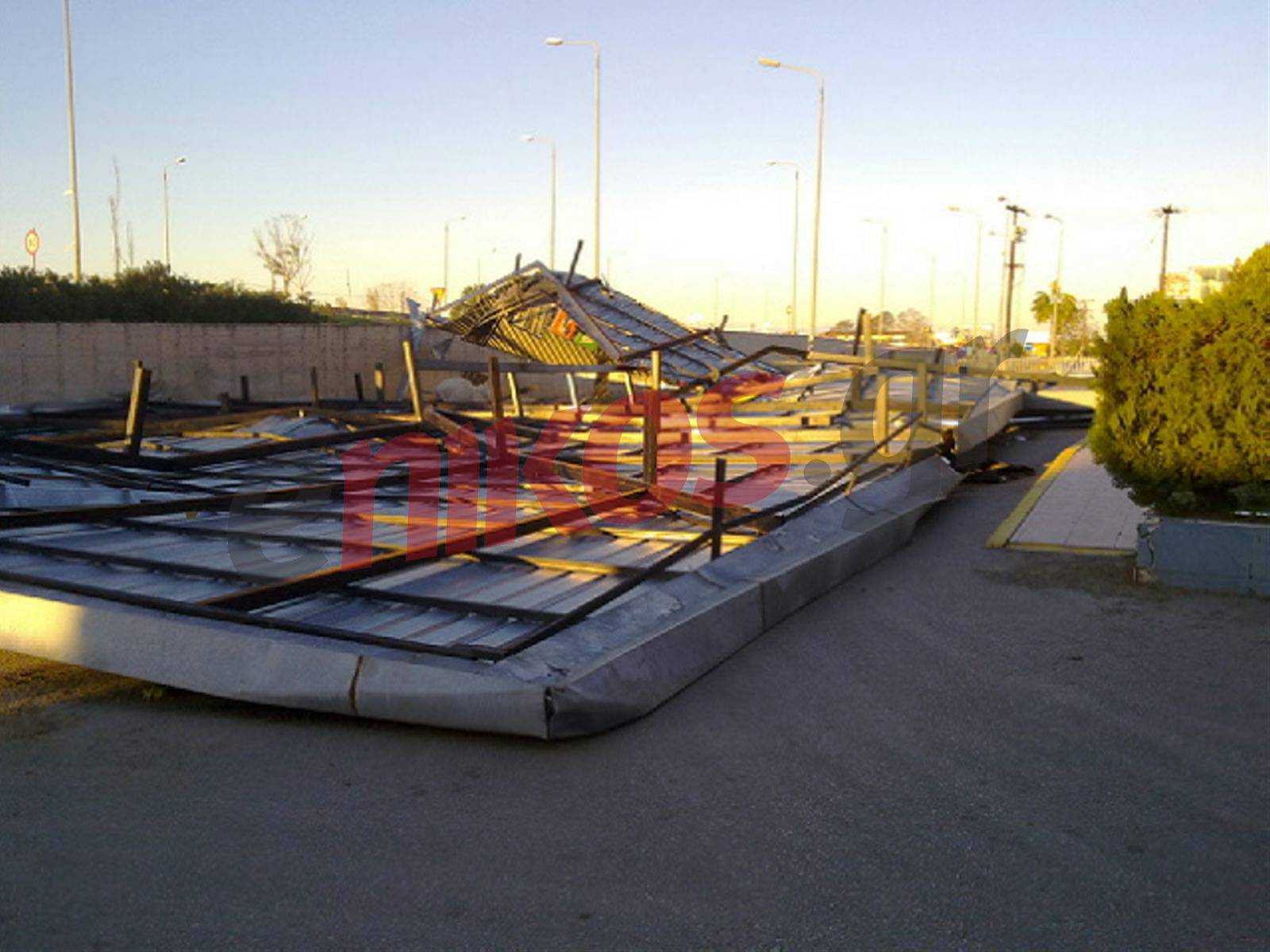 ΦΩΤΟ-Ξεκόλλησε ολόκληρη η στέγη…