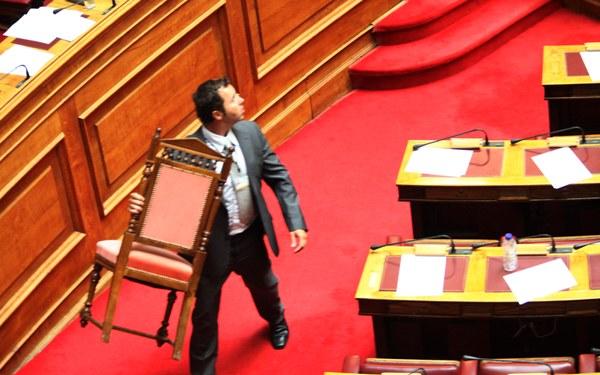 Η “πτώση” Τσαυτάρη στη Βουλή