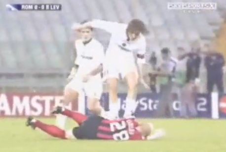 ΒΙΝΤΕΟ: Μπουνιές, κλωτσιές και δολοφονικά τάκλιν