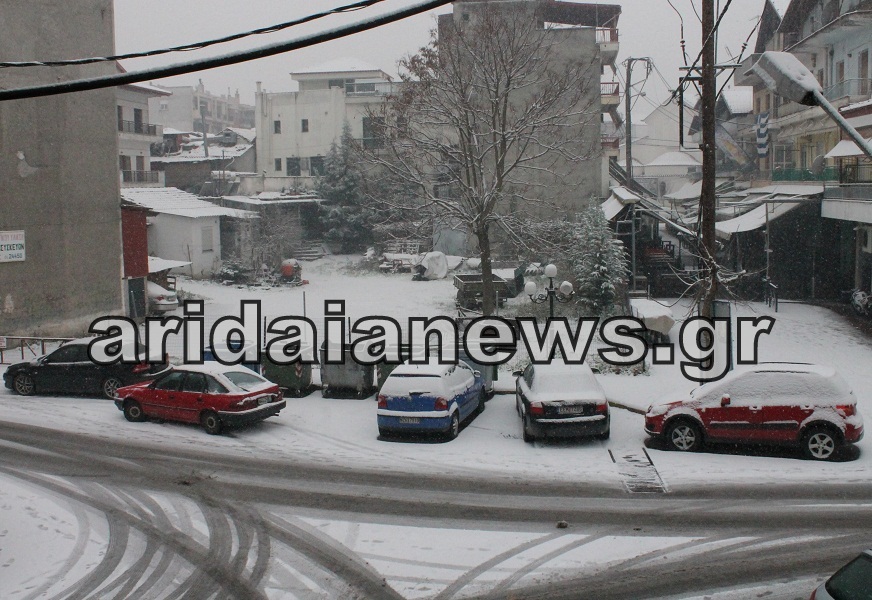 Χιονίζει στην Αριδαία Πέλλας