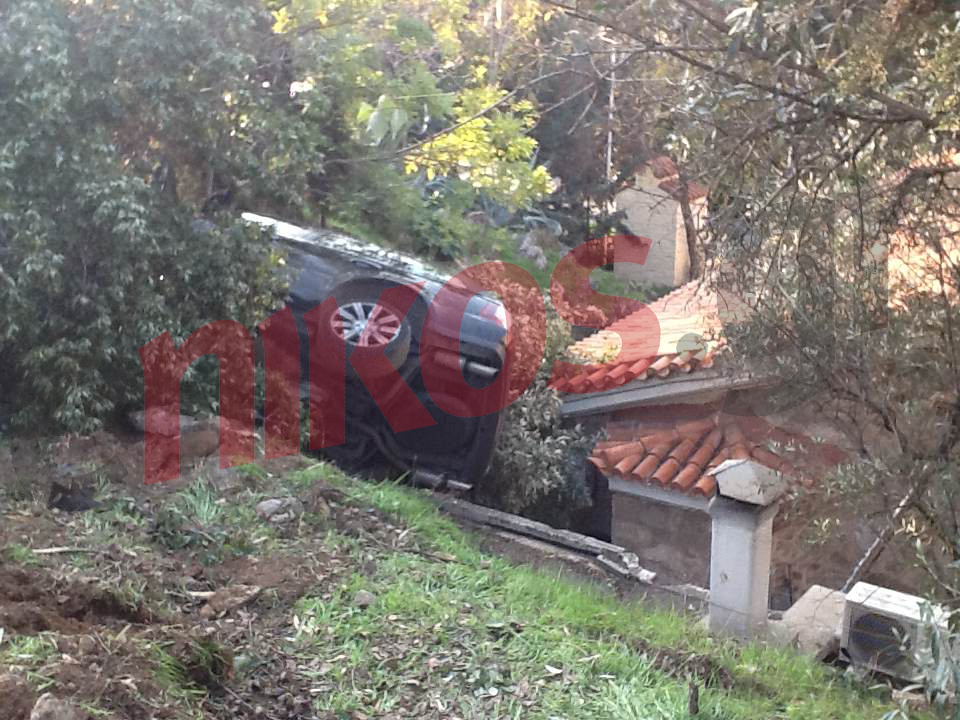 ΦΩΤΟ-Αυτοκίνητο στην σκεπή της Αγ.Φωτεινής