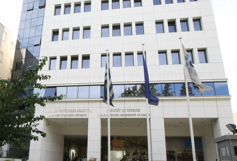 Συνέλαβαν πρώην σύμβουλο του ΕΟΤ για απάτη και υπεξαίρεση