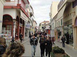 Κίνηση στους δρόμους… άδεια τα μαγαζιά