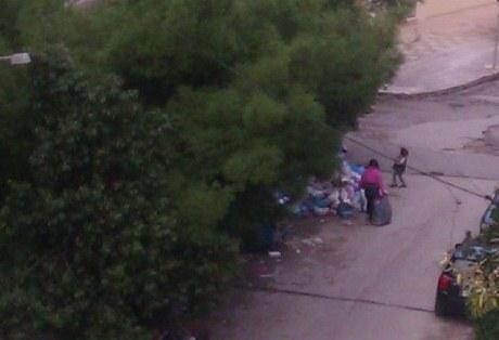 Εικόνες-σοκ:Μικρό παιδί ψάχνει φαγητό στα σκουπίδια