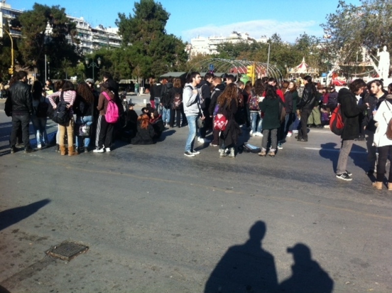 Τώρα: Καθιστική διαμαρτυρία μαθητών