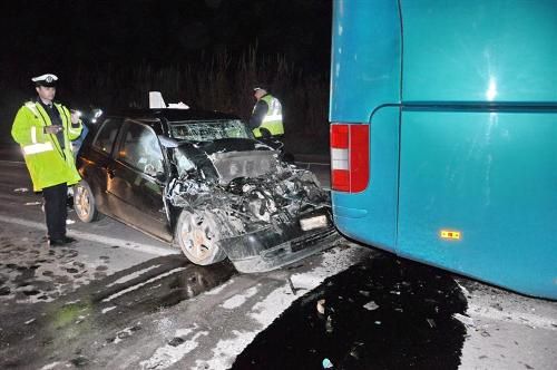 ΙΧ «καρφώθηκε» σε λεωφορείο