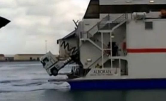 ΒΙΝΤΕΟ-Η νταλίκα κρέμεται από τη μπουκαπόρτα