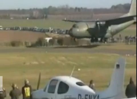 Σοκ: Αεροσκάφος περνά «ξυστά» από τους θεατές