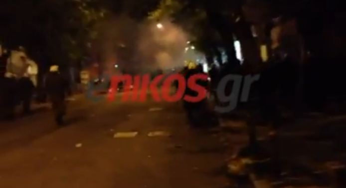 Βίντεο-“Πόλεμος” στην πλατεία Εξαρχείων