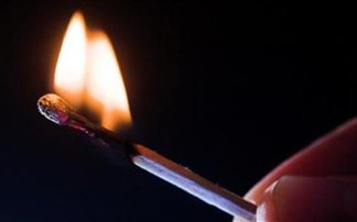 Περιέλουσε με βενζίνη καφέ-μπαρ