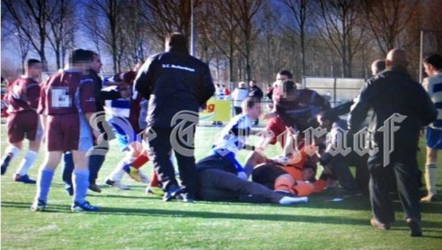 Φωτογραφία-σοκ από το ξύλο στον Ολλανδό επόπτη