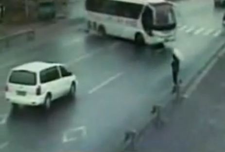 ΒΙΝΤΕΟ: Και, όμως βγήκε ζωντανός!