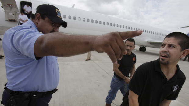 Απελάθηκαν 410.000 μετανάστες