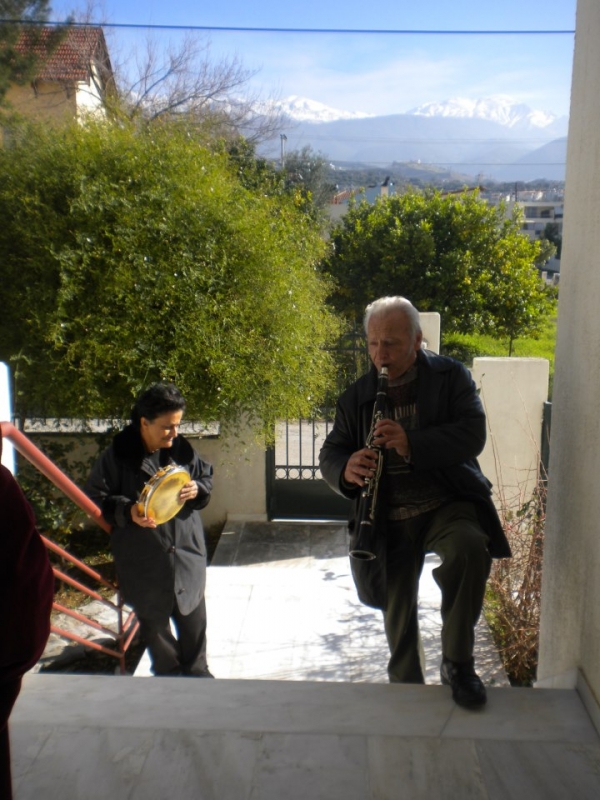 Είπε τα κάλαντα για να πληρώσει τη ΔΕΗ