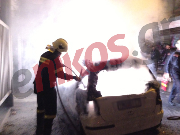 Τώρα-Φωτιά σε αυτοκίνητο στα Εξάρχεια