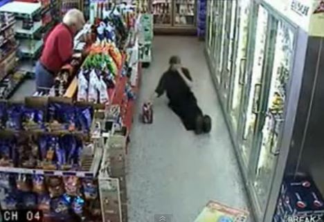 ΒΙΝΤΕΟ- Δύσκολο να ψωνίζεις μεθυσμένος στο σούπερ μάρκετ